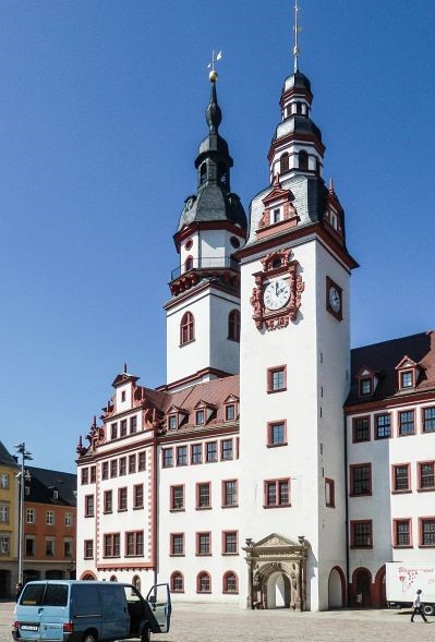 Das weiße Rathaus in Chemnitz mit zwei Türmen