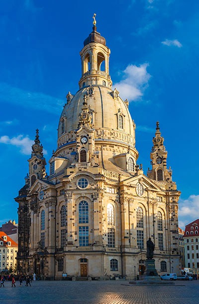 Die Frauenkirche in Dresden unter blauem Himmel